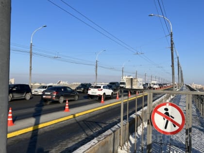 За ночь на подступах к Ленинградскому мосту в Омске возвели ограждения