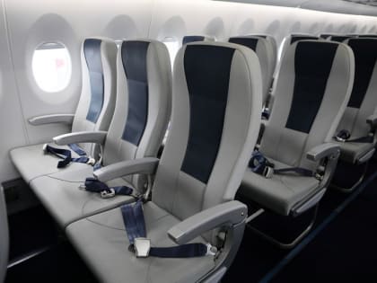 «Кровь залила одежду» - омский врач спас пассажира в самолете