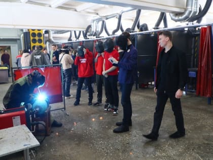 Работать, помогая фронту: омским подросткам провели экскурсию по техникуму, где делают печи для СВО