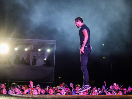 Полуголый музыкант и мешок подарков: как прошёл концерт групп The Hatters и «Дискотека Авария» в Омске