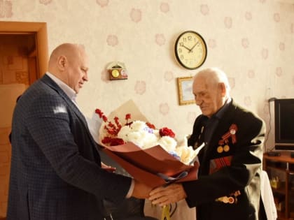 Мэр Омска Сергей Шелест вручил юбилейные медали ветеранам