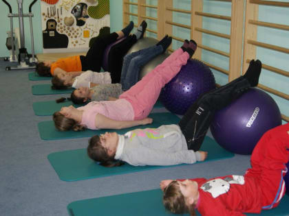 Около 80 детей участников СВО прошли программу реабилитации при поддержке омского Минтруда