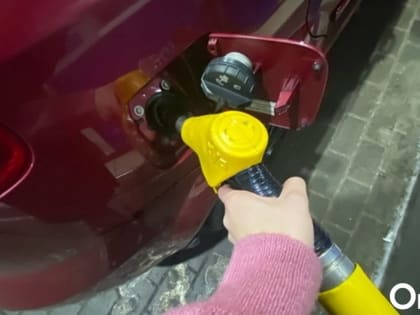 На заправках Омска снизились цены на бензин и дизельное топливо