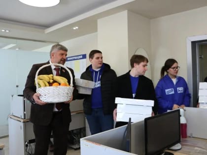 Молодогвардейцы поздравили работников скорой медицинской помощи в преддверии профессионального праздника