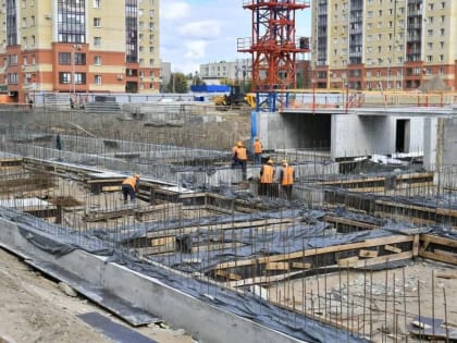 Омским властям не удается ускорить строительство школы в «Серебряном береге»