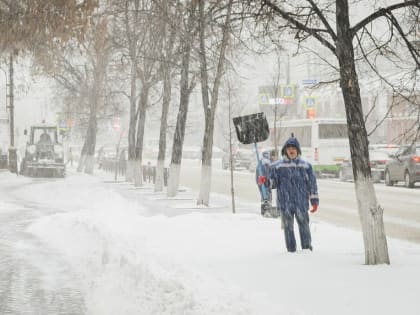 Как коммунальные службы убирают снег в Омске