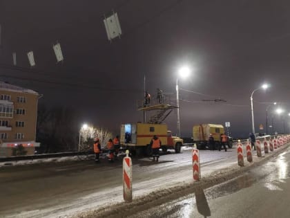 На Ленинградском мосту в Омске демонтировали часть троллейбусной сети