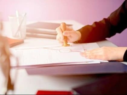 Облсуд обязал Росреестр зарегистрировать омичке право на квартиру – без лишних затрат на печать нотариуса