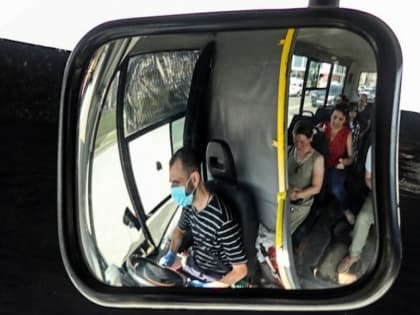 Омичи не смогли уехать на последних рейсах — автобусы проехали мимо остановок