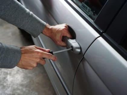 Пьяный омич угнал автомобиль, но доехал лишь до кювета