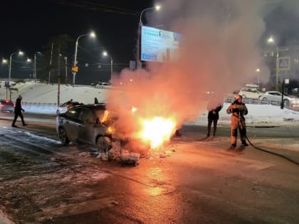 Был на газе: из-за замыкания загорелась иномарка в центре Омска