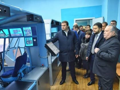 Виталий Хоценко и глава Росавиации Дмитрий Ядров посетили Омский лётно-технический колледж