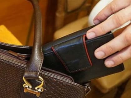 В Нефтяниках у продавца магазина-островка в торговом центре украли личное имущество