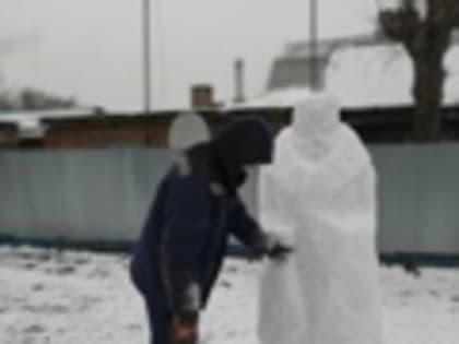 В городе продолжается праздничное оформление территорий, дворов и домов