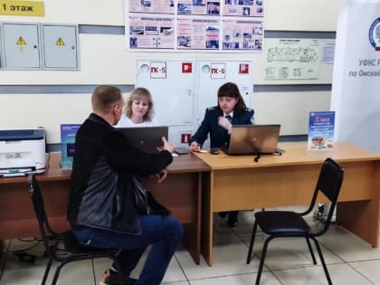 Налоговики провели мобильный налоговый офис в одном из крупных торговых центров г. Омска