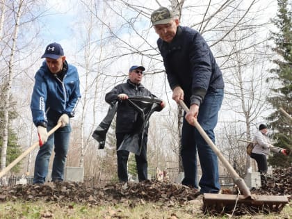 «Единая Россия» провела в Омске субботник на территории мемориала «Солдатский пантеон»