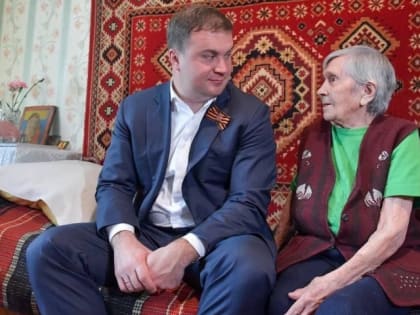 Омский губернатор Виталий Хоценко побывал в гостях у ветерана Великой Отечественной войны Матрены Мельниченко