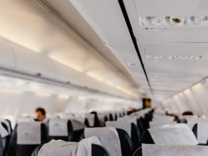 Омичи не смогли улететь в Сочи, потому что в самолете не было мест