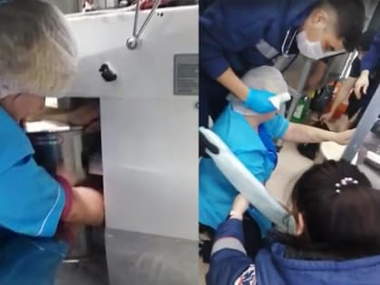 Затянуло по локоть: новосибирские спасатели вытащили руку женщины из тестомеса