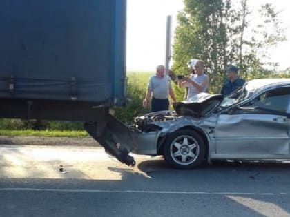 В Омской области на трассе «смерти» пьяный водитель легковушки влетел под фуру