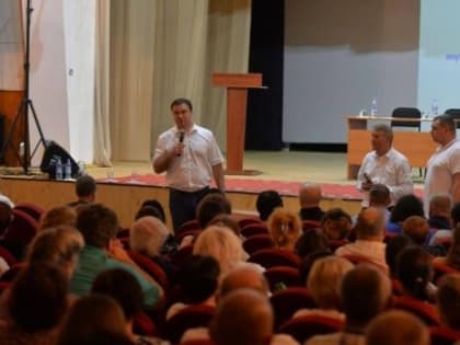 Жители Оконешниково пожаловались Хоценко на аварийный местный ДК и плохие дороги