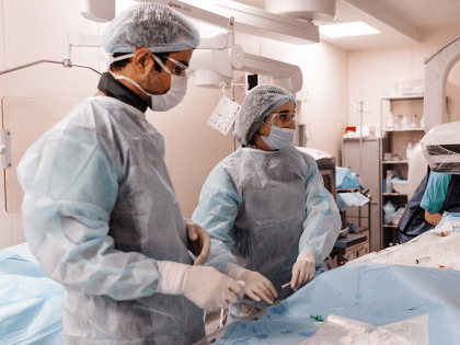 Новосибирские хирурги провели 18-летнему парню уникальную операцию на сердце