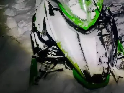 Двое омичей на снегоходе влетели в дерево, водитель погиб