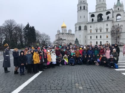 На главную елку страны в Кремлевский дворец съехались более 5000 школьников со всей России.