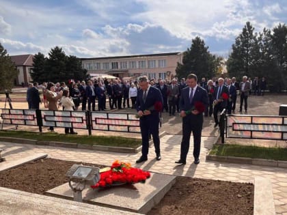 Виталий Хоценко и Владимир Владимиров в Ставропольском крае возложили цветы к памятнику погибшим воинам
