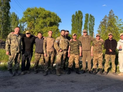 Виталий Хоценко навестил омских бойцов в зоне СВО