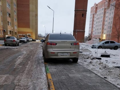 Соседи не стали терпеть. Омича оштрафовали за парковку на тротуаре