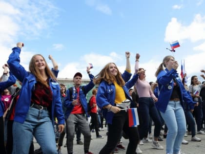 Омичи станцевали в центре города в честь Дня флага