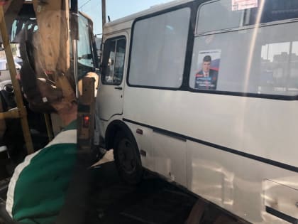 В Омске трактор врезался в рейсовый автобус: есть пострадавшие