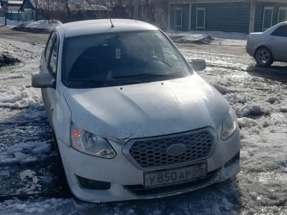 В Омске таксист сломал ногу, когда выкапывал машину изо льда