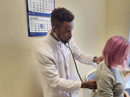 «Я – афросибиряк!»: омичи выстраиваются в очередь к терапевту родом из Нигерии