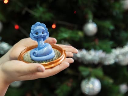 Волонтеры «Газпромнефть-СМ» устроили встречу с Дедом Морозом для пациентов детской клинической больницы Омска