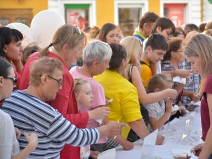 На «Вкусном Любинском» омичей накормили шестиметровым яблочным пирогом