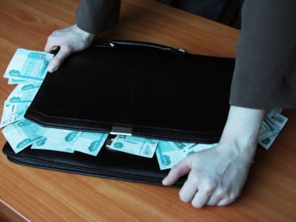 Расходы на зарплату чиновников в Омской области выросли на треть