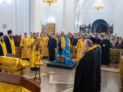 За вечерним богослужением в Успенском кафедральном соборе митрополит Омский и Таврический Дионисий вознес молитву о жертвах теракта в Москве
