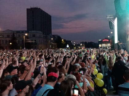 Баян не порвали, но гитару разбили. На День города в Омске зажгла «Дискотека Авария»