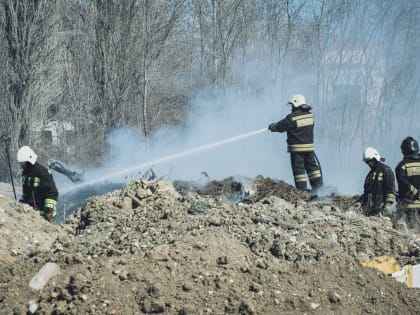 Отравляющее воздух омичам пометохранилище горит с огненной пятницы 6 мая