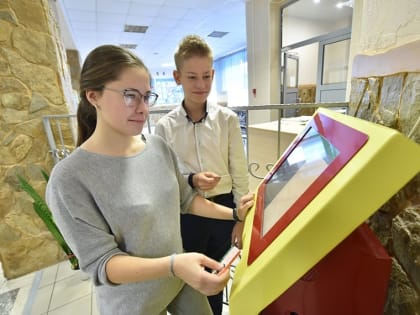 ВТБ начинает выпуск Единой карты школьника в Омске