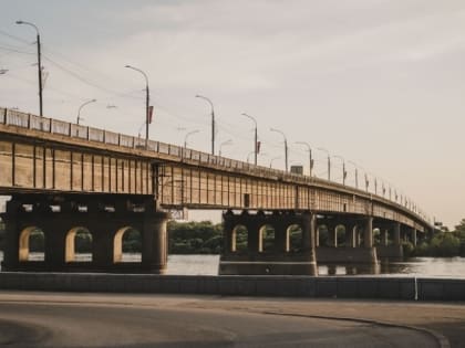 В Омске на Ленинградском мосту временно откроют четыре полосы из шести