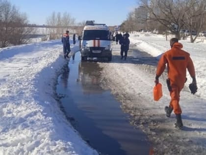 В Омске мужчина провалился в полынью под метромостом. Его доставали вплавь — ВИДЕО
