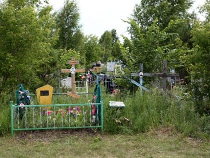 В Омске к Родительскому дню запустят дополнительные автобусы до кладбищ