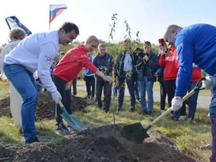 Чета Хоценко садила деревья в Парке Победы