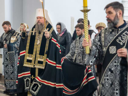 В Великий понедельник Страстной седмицы в кафедральном соборе Успения Пресвятой Богородицы митрополит Омский и Таврический совершил утреню с чтением Евангелия от Матфея