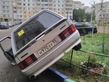 В Омске пенсионерка припарковала машину прямо на заборе   [ФОТО]  