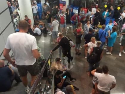 Рейс Сочи-Омск задерживается уже на 17 часов