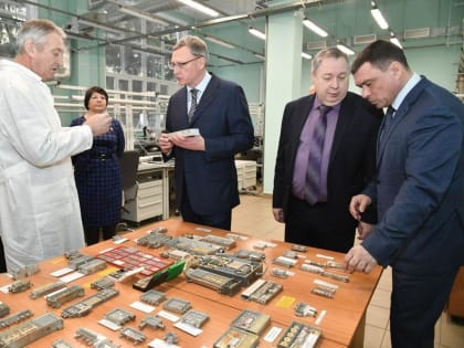 Губернатору Омской области показали, как конструируют радиоаппаратуру для боевых машин